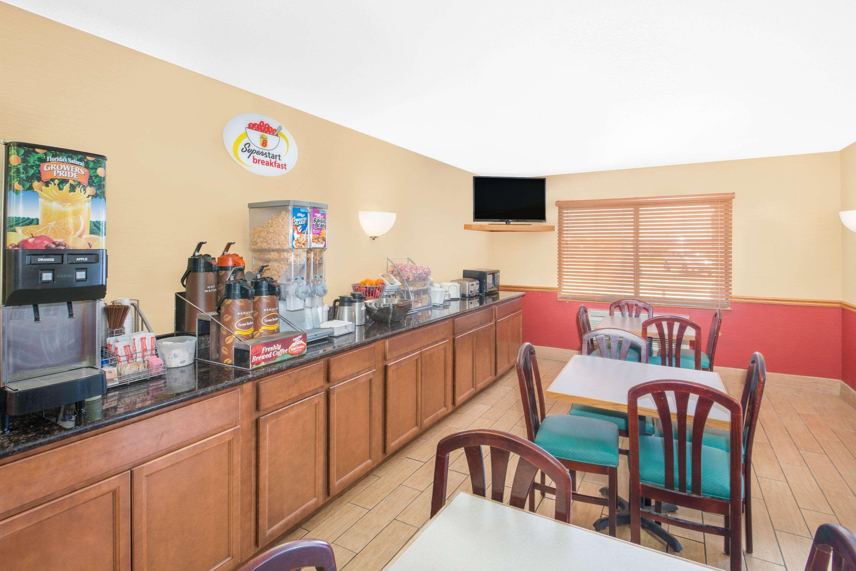 ซูเปอร์ 8 บาย วินด์แฮม มาร์แชลล์ทาวน์ Motel Marshalltown ภายนอก รูปภาพ
