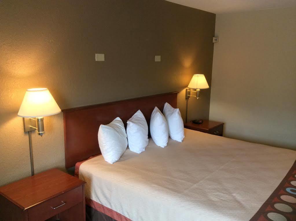ซูเปอร์ 8 บาย วินด์แฮม มาร์แชลล์ทาวน์ Motel Marshalltown ภายนอก รูปภาพ